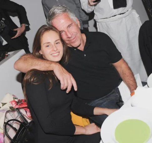 Se cree que comenzaron su relación entre el 2010 y 2012 y su conexión sólo se reveló unos meses después de la muerte del financiero. Se cree que comenzaron su relación entre el 2010 y 2012 y su conexión sólo se reveló unos meses después de la muerte del financiero.