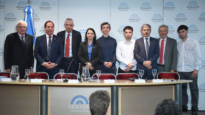 Con la presencia del Secretario de Trabajo Julio Cordero, expertos, legisladores y funcionarios cercanos al Gobierno debatieron este martes en el Senado sobre la reforma laboral.&nbsp;