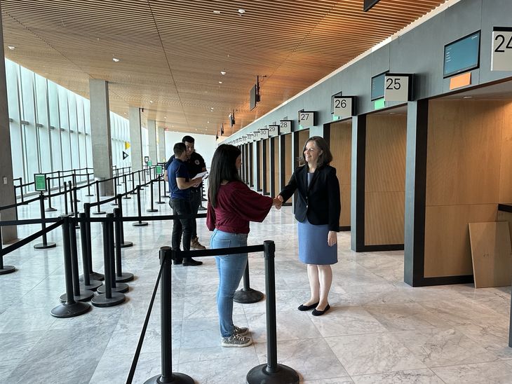 El Consulado de los Estados Unidos en Guadalajara actualmente registra tiempos de espera aproximados a los cuatro meses para la programación de entrevistas de visado. El Consulado de los Estados Unidos en Guadalajara actualmente registra tiempos de espera aproximados a los cuatro meses para la programación de entrevistas de visado.