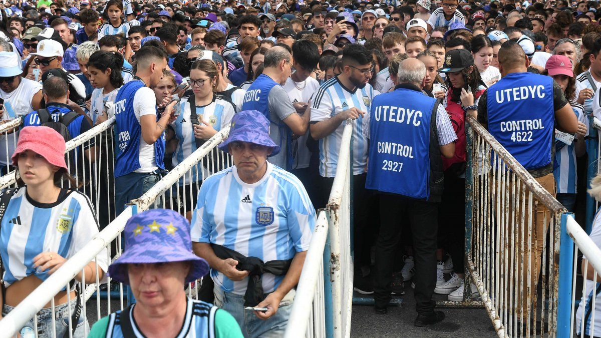 The City gave details of the security operation: “People without tickets are going to be very isolated”