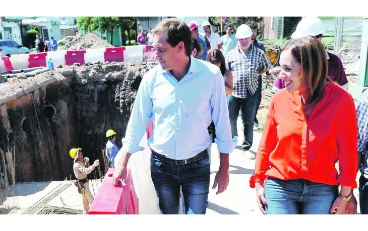 AVANCE. La gobernadora, acompañada por el intendente Julio Garro, recorrió las obras contra las inundaciones en el partido de La Plata.