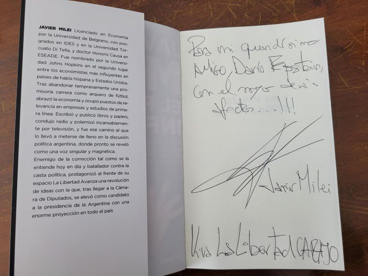 El libro del candidato Javier Milei, con una dedicatoria especial para el nuevo integrante de su grupo de asesores.