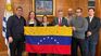 Omar Paganini posó junto a la antigua bandera de siete estrellas venezolana.