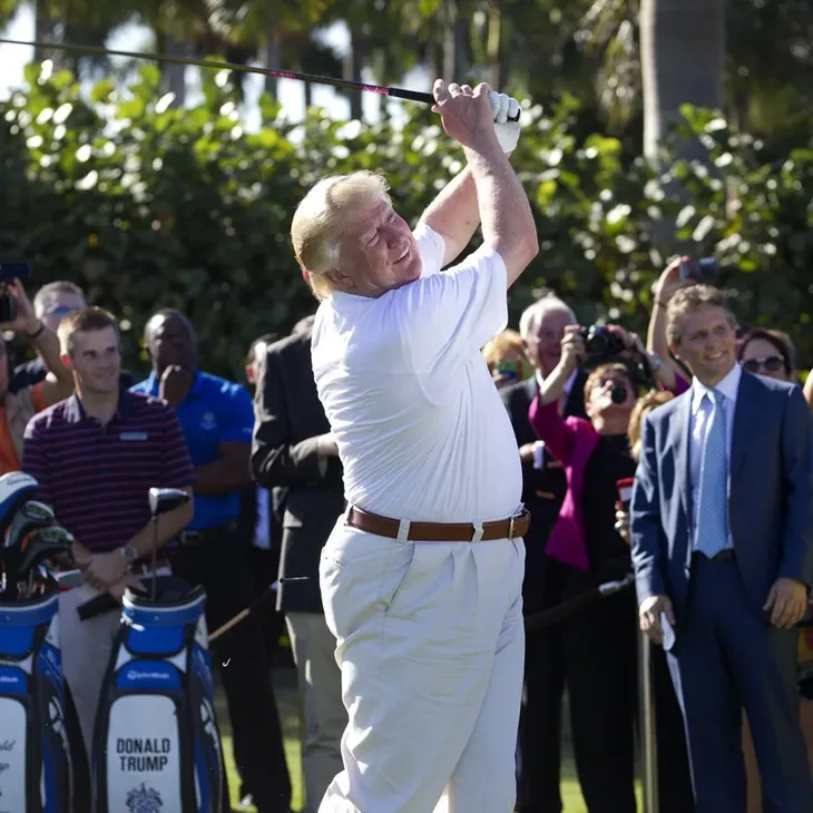 Una jueza de Estados Unidos detuvo la tala en un campo de golf en Washington, parte de un proyecto de renovación impulsado por el presidente Donald Trump. Una jueza de Estados Unidos detuvo la tala en un campo de golf en Washington, parte de un proyecto de renovación impulsado por el presidente Donald Trump.