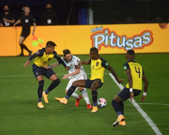 Messi abrió el marcador para Argentina de penal ante Ecuador.