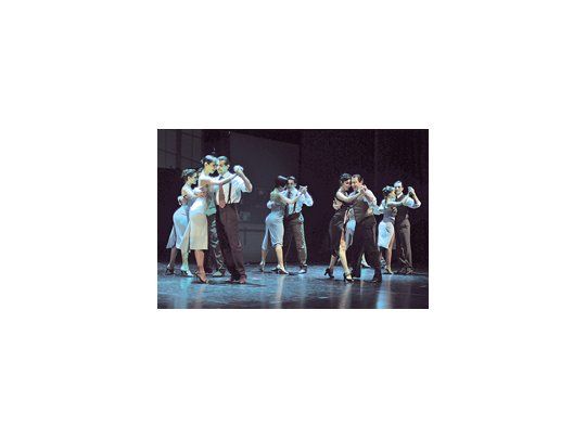 «Puro tango» presenta todas las cualidades de los shows tangueros de Miguel Ángel Zotto, sólo empañadas por algunos errores históricos y su extensión algo exagerada.