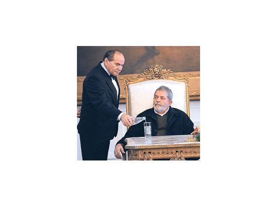 Sirven agua al presidente Luiz Inácio Lula da Silva en ocasión de un acuerdo con Paraguay, la semana pasada.