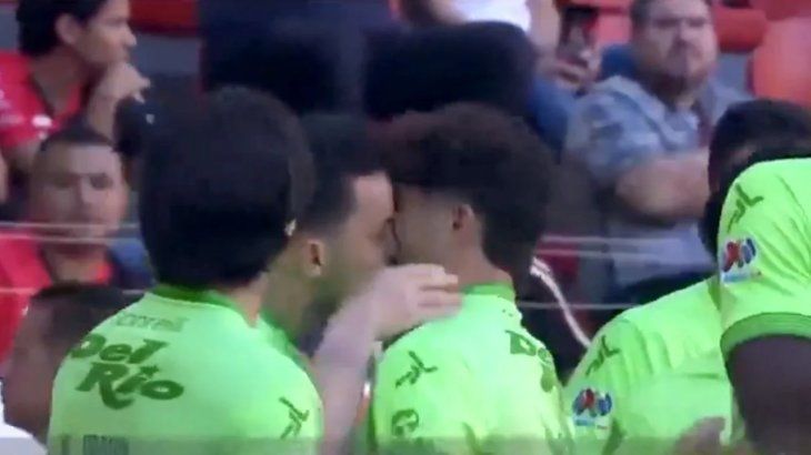 Cada uno lo festeja como lo siente en el momento. Guilherme Castilho y Denzell García  protagonizaron un peculiar festejo durante el partido entre Atlas y Juárez de la Jornada 14 del Clausura 2025 con un beso en la boca. La celebración se hizo viral rápidamente en redes sociales.