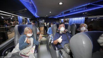 El Ministerio de Transporte de la Nación dispuso a la fecha más de 20 micros desde el Aeropuerto de Ezeiza para facilitar el regreso de aquellas personas repatriadas hacia sus provincias y ciudades.