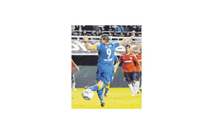 La obra maestra de Martín Palermo. El goleador metió un tacazo pasando una pierna por detrás de la otra y consiguió el gol de Boca, que no alcanzó para ganar.