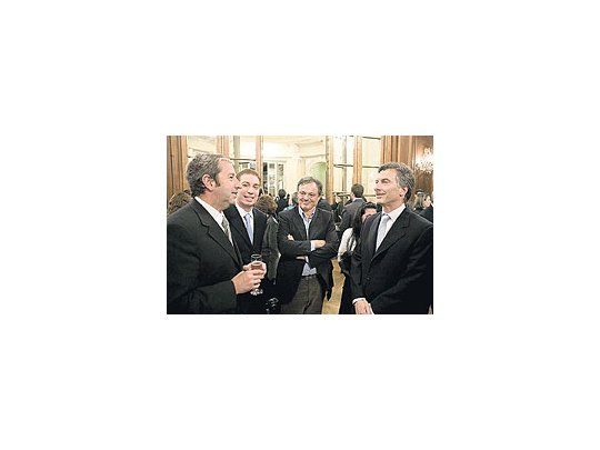 Julio Cobos, antes de viajar a Santa Fe a mostrarse con opositores locales, se sacó fotos con Mauricio Macri en una cena con tenistas que jugarán desde hoy la semifinal de la Copa Davis en la Capital Federal (en la escena, el diputado filoduhaldista Diego Santilli).