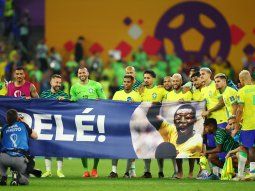 Homenaje. El plantel de Brasil le rindió tributo a Pelé, complicado de salud.