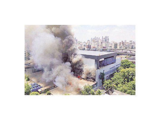 Una columna de humo negro cubrió la zona. El fuego se habría iniciado por un trabajo de soldadura que despidió chispas.  Destruyó las escenografías de algunos programas.
