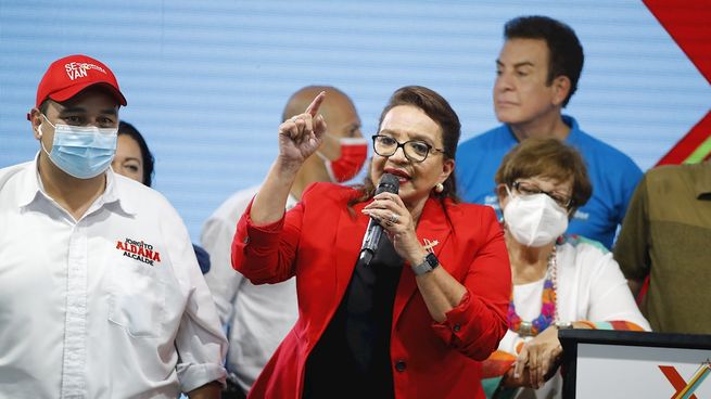 La candidata Xiomara Castro festeja su autoproclamada victoria.