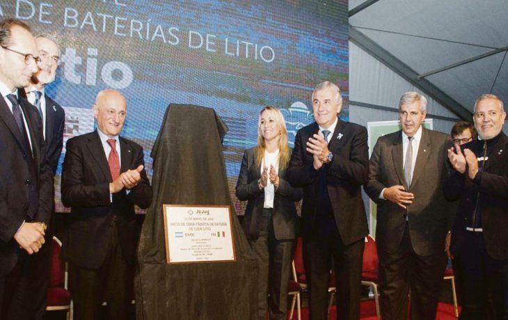 PLACA. Morales junto al vicegobernador Haquim, el vicecanciller Gustavo Zlauvinen, y el embajador de Italia, Giusseppe Manzo, entre otros.