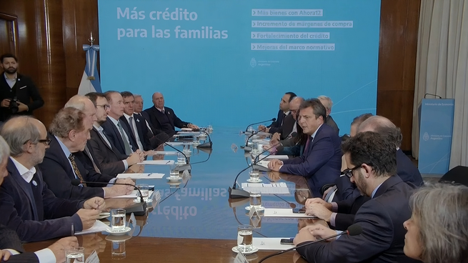 El ministro de Economía, Sergio Massa, junto a representantes del sector bancario local.&nbsp;
