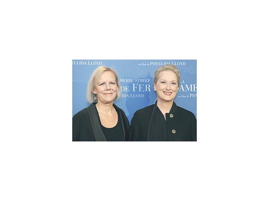 Meryl Streep junto con la directora Phyllida Lloyd, durante la presentación en París de «La Dama de Hierro».