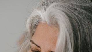 Harvard descubrió que el estrés acelera la aparición de canas: este es el sorprendente motivo