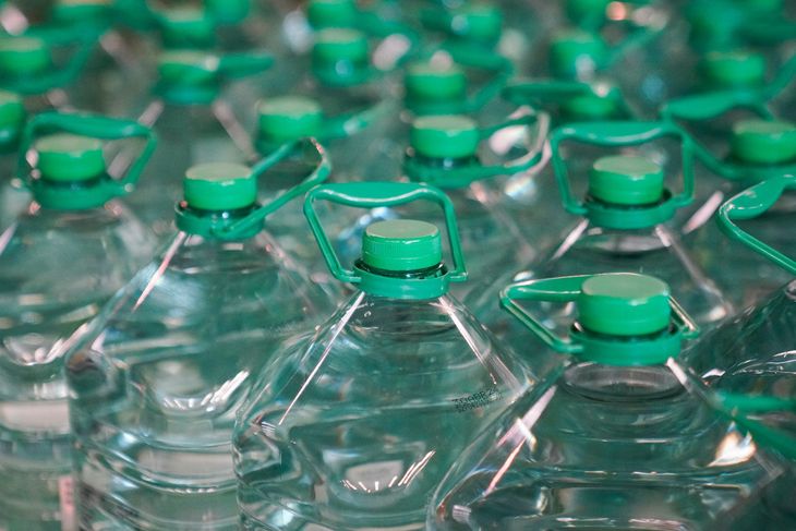 El Parlamento votó la exoneración de impuestos en el agua embotellada por el emergencia hídrica en Uruguay.