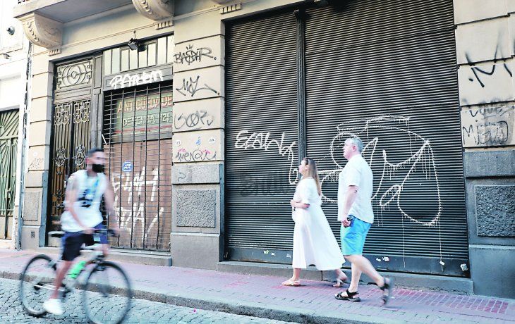 Ocaso. Los locales del barrio abren menos días y renegocian contratos para seguir a flote.