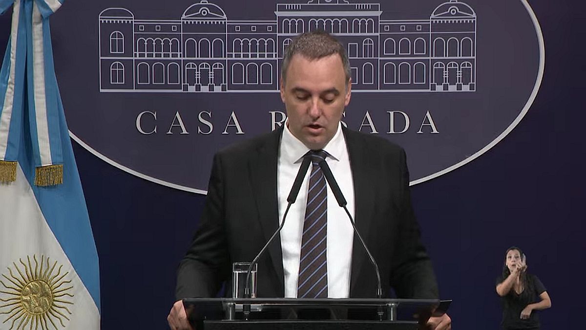 A�n no logran abrir un celular clave y Manuel Adorni pidi� participar de la pericia