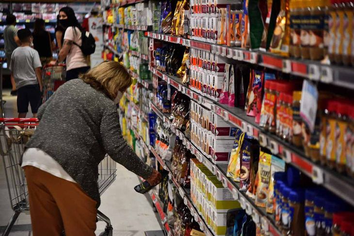 Se aceleró la caída del consumo masivo: cuáles son las categorías que más bajaron en julio