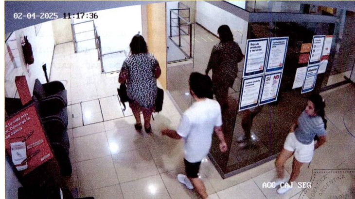 Novelli abrió y efectuó movimientos en dos cajas de seguridad en el banco.