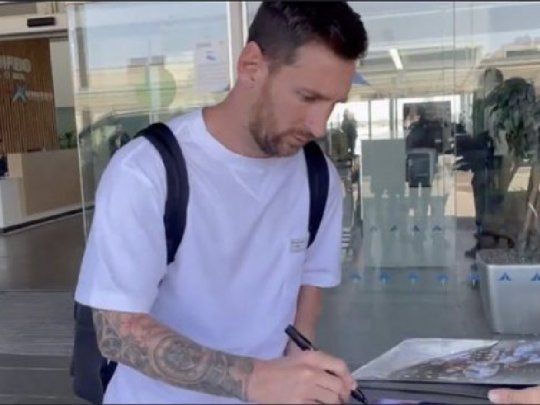 messi aeropuerto firma.jpg