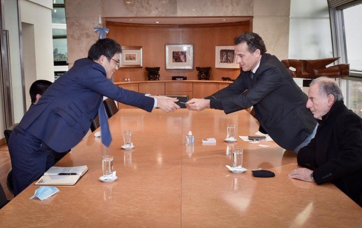 El CEO de&nbsp;Huawei&nbsp;Argentina, Steven Chen Shiqing, junto a Guillermo Justo Chaves y Jorge Neme.