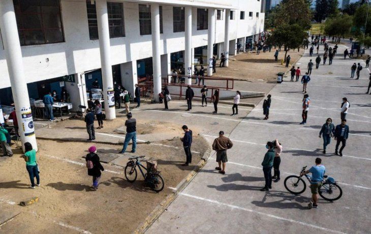 En gran número, los chilenos acuden a los centros de votación. El Estadio Nacional, que funcionó como centro de tortura durante la dictadura de Augusto Pinochet, ahora se presenta como símbolo de la democracia en el referéndum.