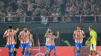Gómez, compañero de Messi, le dio el triunfo a Paraguay contra Brasil.