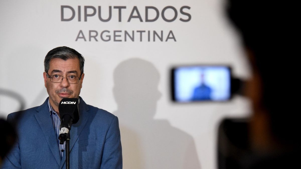 Boleta única para Germán Martínez, se está pifiando en el fondo y en