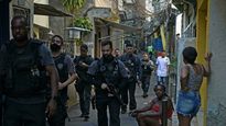 Policías patrullan la favela de Jacarezinho, en Río de Janeiro.