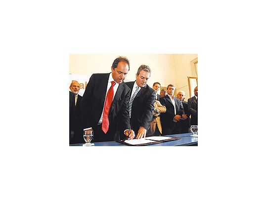 Daniel Scioli, junto al intendente de Bahía Blanca, Cristian Breinstestein, ayer durante la firma de laadhesión al Fondo Federal Sojero.