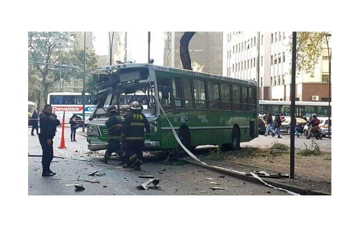 Colectivo chocó contra un árbol en el Bajo y dejó 19 heridos