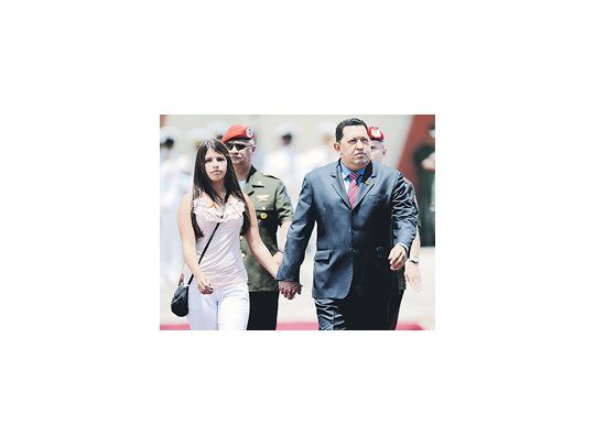 El presidente venezolano, Hugo Chávez, partió ayer con su hija Rosa rumbo a Río de Janeiro, donde se oficializará el ingreso de su país como miembro pleno del Mercosur. Antes de subir al avión, habló con la prensa.