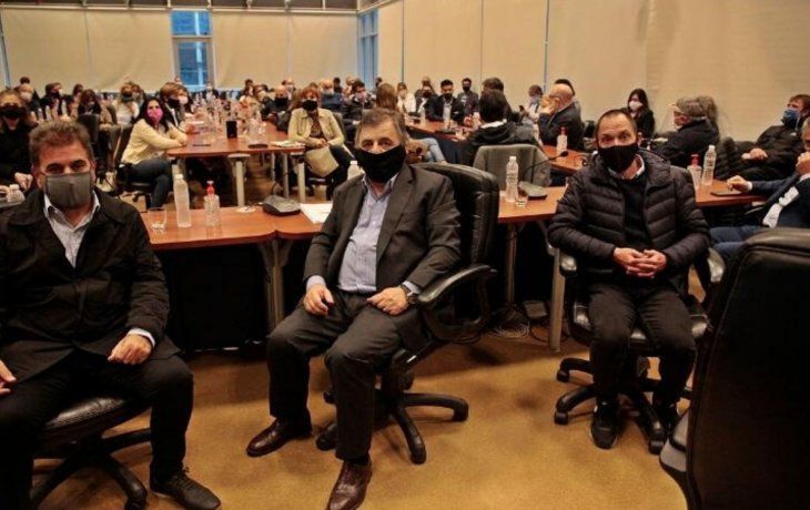 La oposición impulsa una ley para el reparto equitativo de vacunas