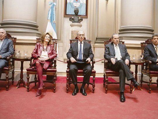 Año judicial. Juan Carlos Maqueda, el más veterano de los jueces de la Corte sentado junto al presidente del máximo tribunal, Carlos Rosenkrantz.