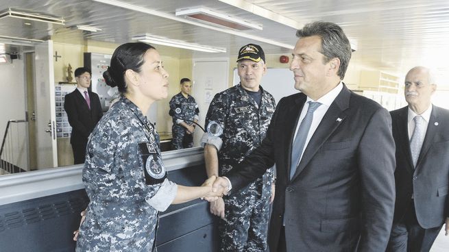fuerzas. Massa lanzó medidas y realizó guiños para seducir al electorado castrense.