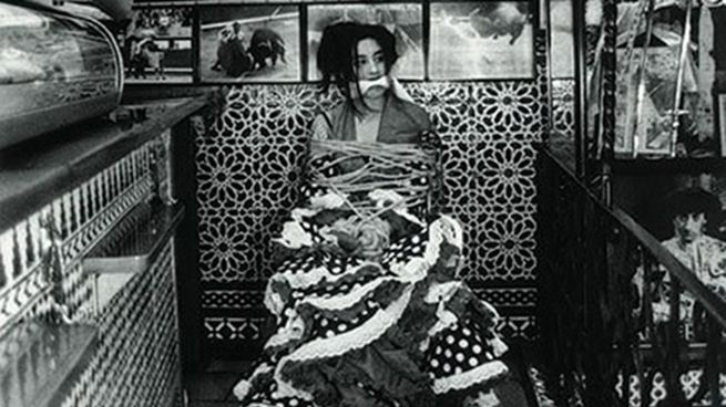 Pilar Albarracín&nbsp;&nbsp;enfoca a través de sus performances, videos, dibujos y fotografías, a la mujer española.