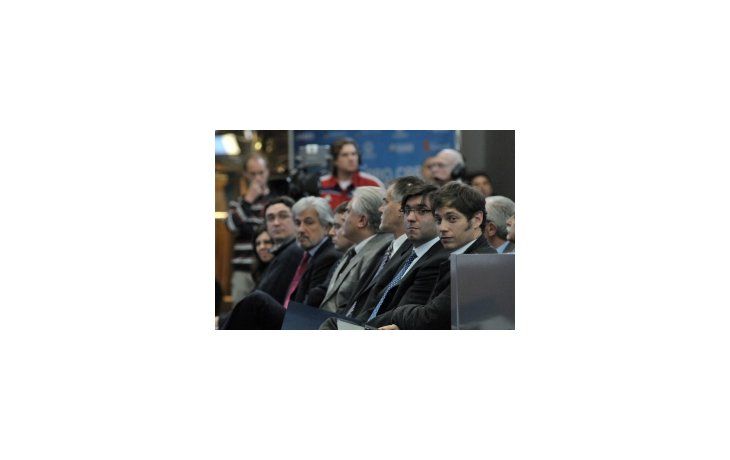 Diego Bossio, del Anses, junto al viceministro de Economía Axel Kiciloff en la sede de Lotería Nacional.