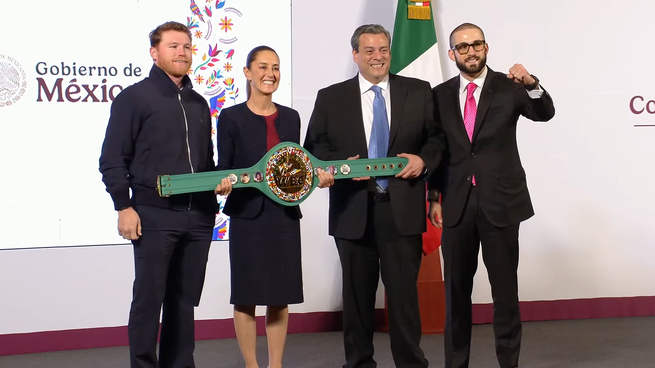 Canelo Álvarez, presente en la Mañanera del Pueblo.