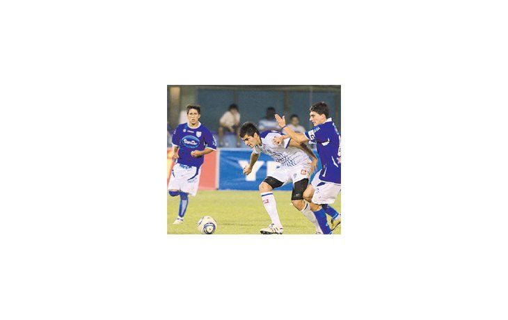 Ariel Rojas domina la pelota. El volante marcó un gol fundamental para que Godoy Cruz se clasifique a la Copa Libertadores.
