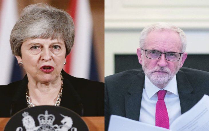 ¿aliados?. Theresa May y Jeremy Corbyn, este con los papeles del brexit en la mano, buscarán una salida lo más elegante posible a un entuerto político e internacional sin precedentes para el Reino Unido.