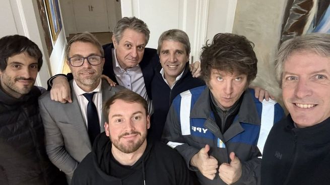 El presidente JAvier Milei junto a Luis Caputo (Ministro de Economía), José Luis Daza (Viceministro de Economía), Santiago Bausili (Presidente del BCRA), Federico Furiase (Director de BCRA), Felipe Núñez (Director BICE) y Martín Vauthier (Director BICE).