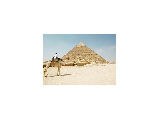 Turbulencias políticas alejaron el turismo de Egipto, que ahora quiere recuperarse ampliando el acceso a sus fantásticas pirámides.