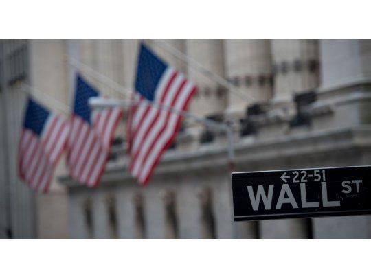 El dólar, a la espera de los anuncios del Gobierno y el feriado en Wall Street
