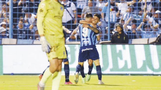 desahogo. Lotti abraza a Coronel, quien le dio el gol del triunfo y el de la punta a Atlético Tucumán, que sueña.