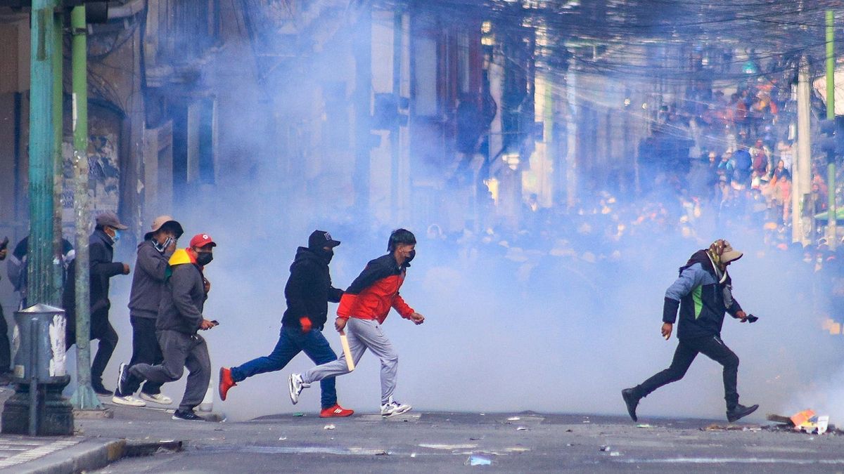 Disturbios en Bolivia: manifestantes exigen la renuncia de Rodrigo Paz en medio de crisis económica