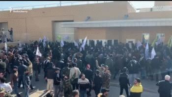 tension en irak: manifestantes irrumpieron en la embajada de eeuu